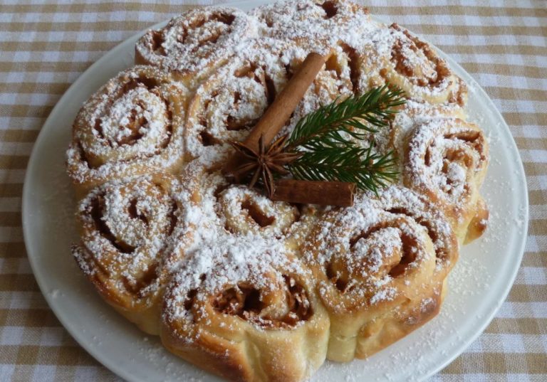 Apetyczne ciasto drożdżowe z jabłkami i cynamonem – idealne na święta! 🎄✨