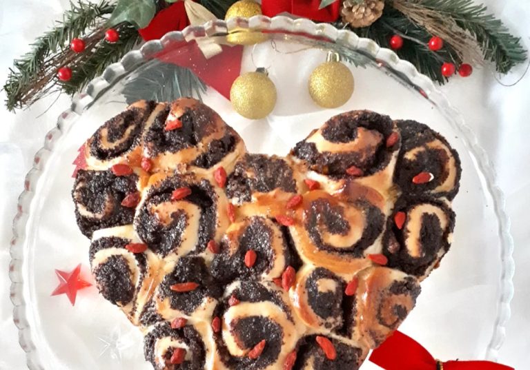 Aromatyczne, drożdżowe rollsy z makiem, bakaliami i cynamonem – idealne na świąteczny stół! 🎄✨