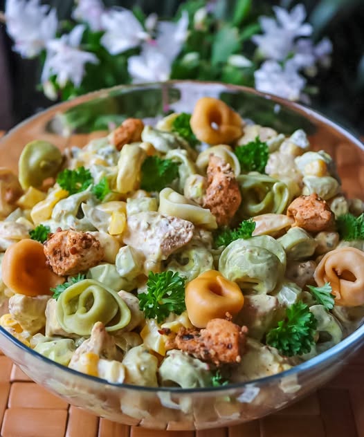 🥗 Sałatka z Tortellini i Kiszonymi Ogórkami 🥗