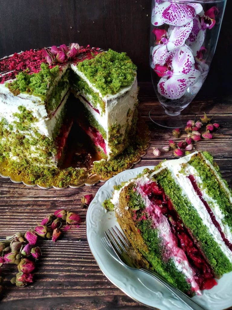 🍰 Zielony Tort z Malinami – Idealny na Lato! 🌱