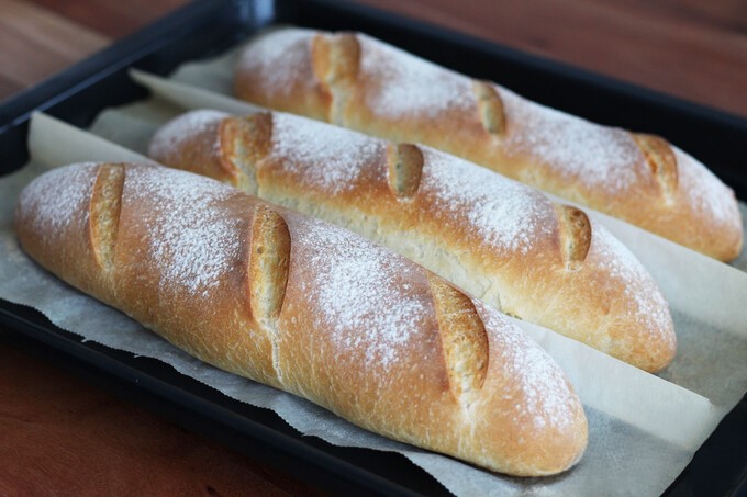 Chrupiące domowe bagietki, które zastąpią pieczywo ze sklepu