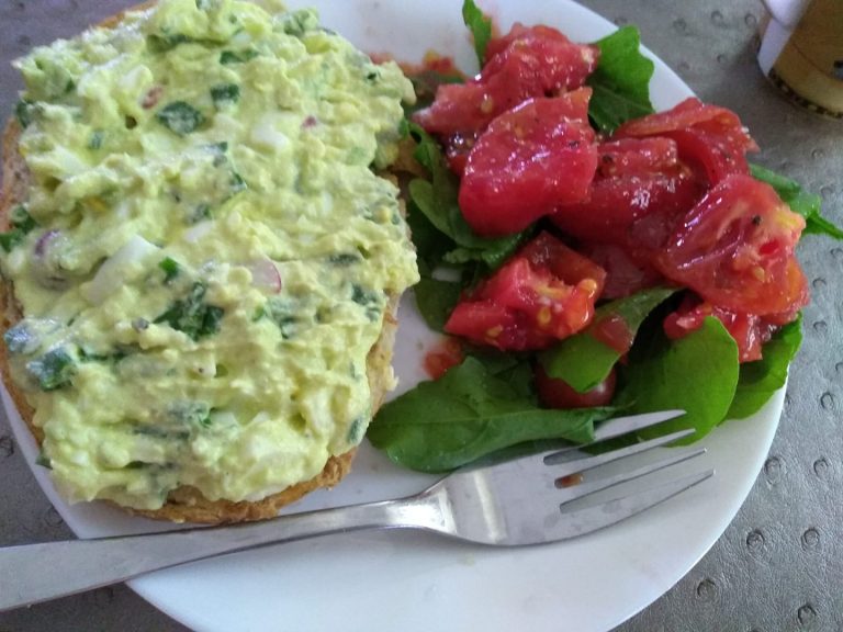 Pasta z Awokado, Serkiem, Jajkiem, Szczypiorkiem i Rzodkiewką