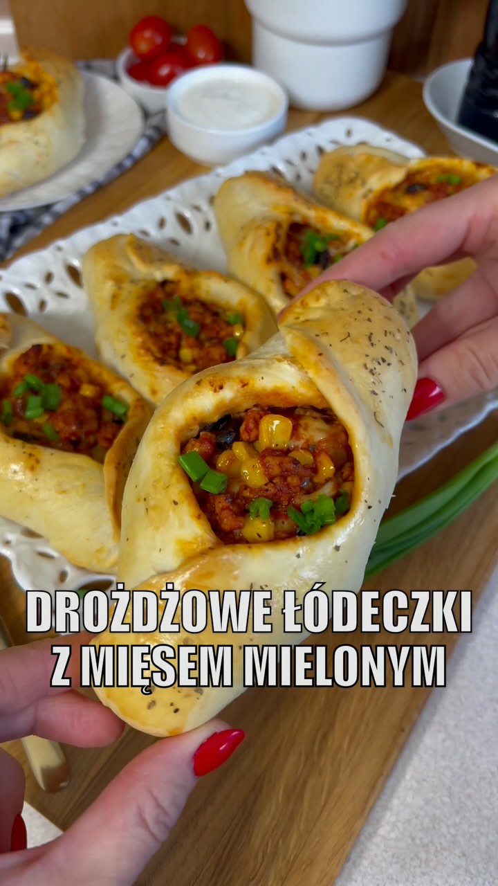 Łódeczki Drożdżowe z Mięsem Mielonym - Przepis