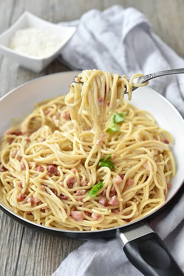 Spaghetti Carbonara z Dodatkiem Śmietany: Przepis na Włoski Klasyk w Nowej, Kremowej Odsłonie