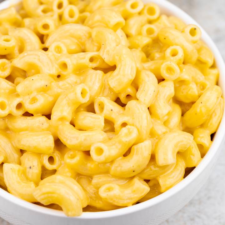 Smak Ameryki – Mac and Cheese, Kremowe Makaronowe Szczęście. Kliknij w komentarz i Odkryj Tajemnicę Idealnego Sosu Serowego!