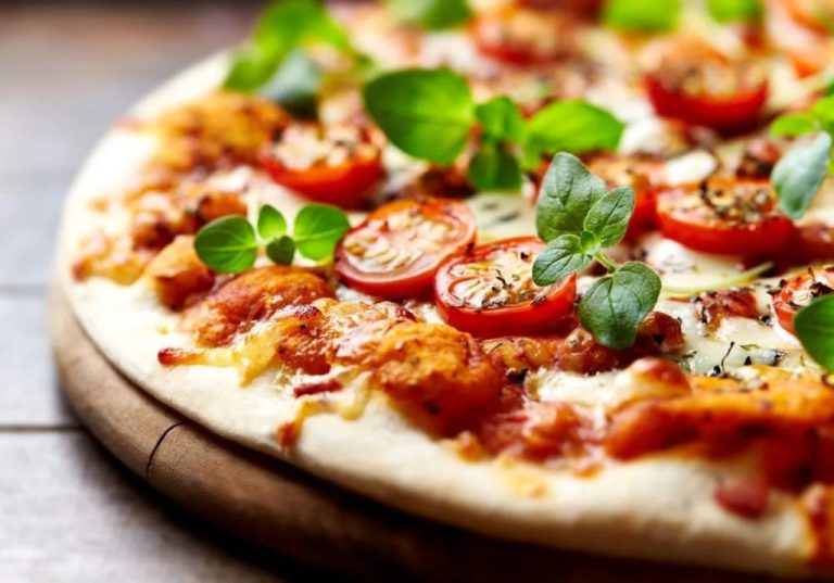 Ekspresowa Pizza – Prosty Przepis na Ciasto Bez Drożdży, Smak Domowej Pizzy