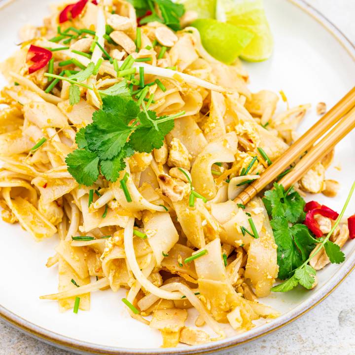 Smaki Tajlandii – Pad Thai z Kurczakiem, Szybka Podróż Kulinarna do Azji.