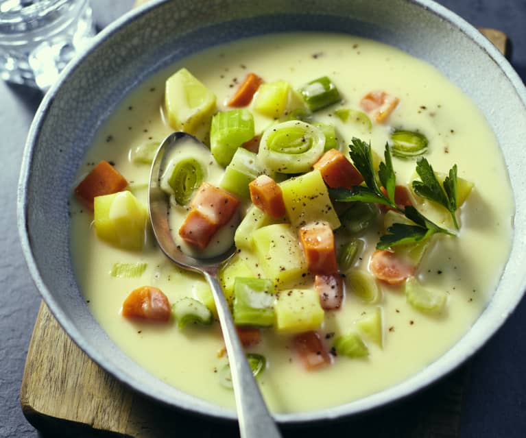 Smak Dzieciństwa – Zupa Ziemniaczana, Która Rozgrzewa Serce. Kliknij w komentarz i Powróć Do Smaków Domowej Kuchni!